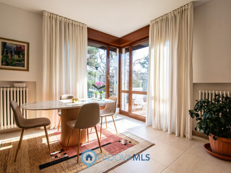 Immobile in esclusiva al Gruppo Padova MLS

Proponiamo mezza bifamiliare che rappresenta una comb...