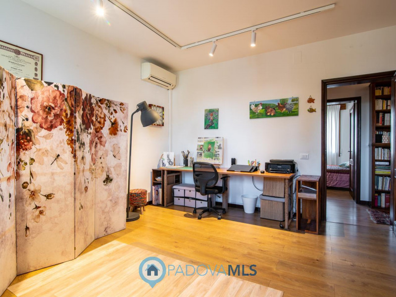 Immobile in esclusiva al Gruppo Padova MLS

Proponiamo mezza bifamiliare che rappresenta una comb...