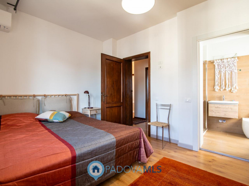 Immobile in esclusiva al Gruppo Padova MLS

Proponiamo mezza bifamiliare che rappresenta una comb...