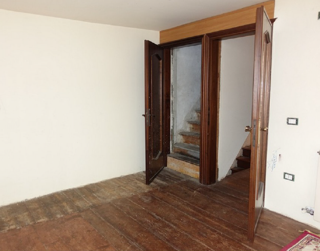 Rif. A.A.03-24

Vendita all'asta - fabbricato in linea di testa su 3 piani in data 23 dicembre 20...