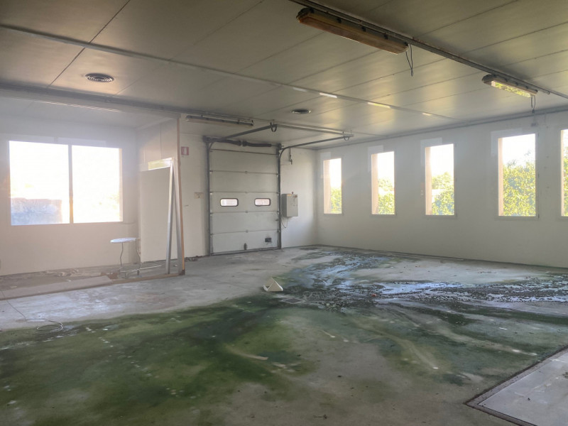 Nella via commerciale di Santa Giustina In Colle, proponiamo in vendita un ampio capannone singol...