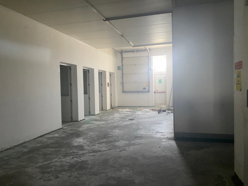 Nella via commerciale di Santa Giustina In Colle, proponiamo in vendita un ampio capannone singol...