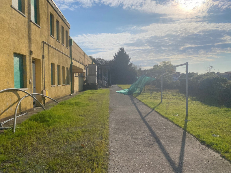 Nella via commerciale di Santa Giustina In Colle, proponiamo in vendita un ampio capannone singol...