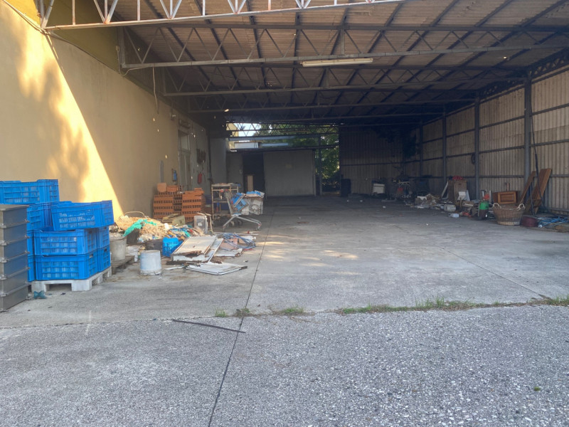 Nella via commerciale di Santa Giustina In Colle, proponiamo in vendita un ampio capannone singol...