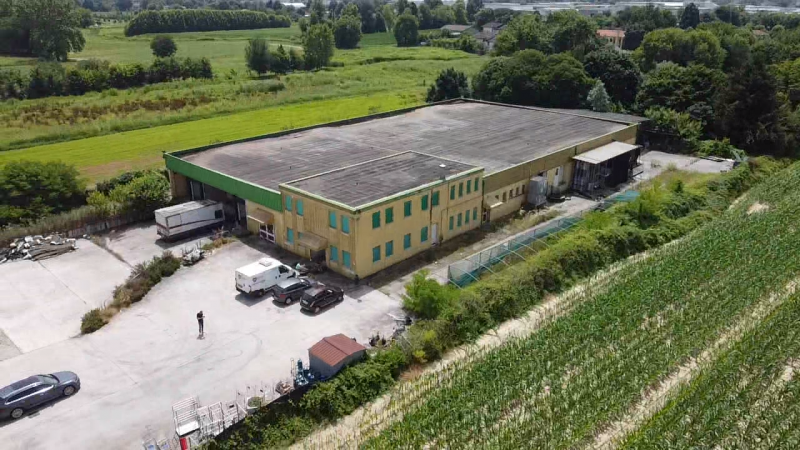 Nella via commerciale di Santa Giustina In Colle, proponiamo in vendita un ampio capannone singol...