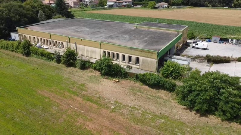 Nella via commerciale di Santa Giustina In Colle, proponiamo in vendita un ampio capannone singol...