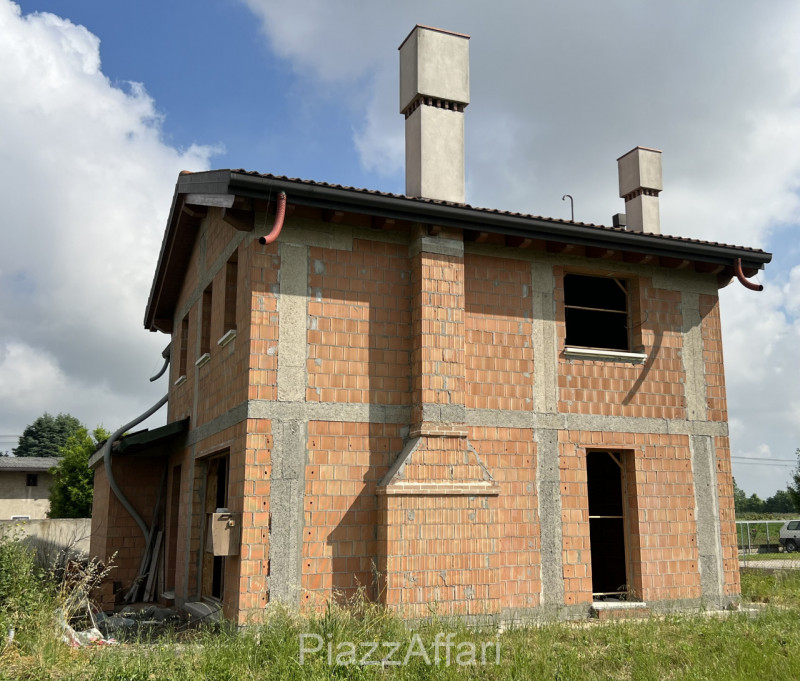 Di nuova costruzione e in classe A4 (impiantistica di nuova generazione) si propone villa singola...