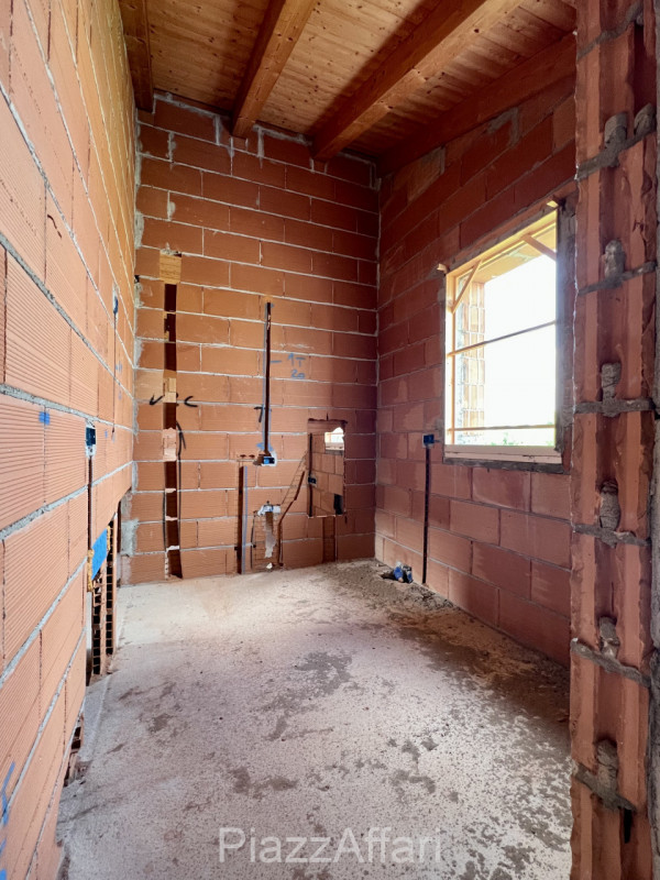 Di nuova costruzione e in classe A4 (impiantistica di nuova generazione) si propone villa singola...