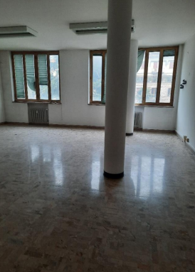 Rif. A.A.5-25

Vendita all'asta - ufficio al 2° piano in data 18 dicembre 2025

Descrizione: trat...