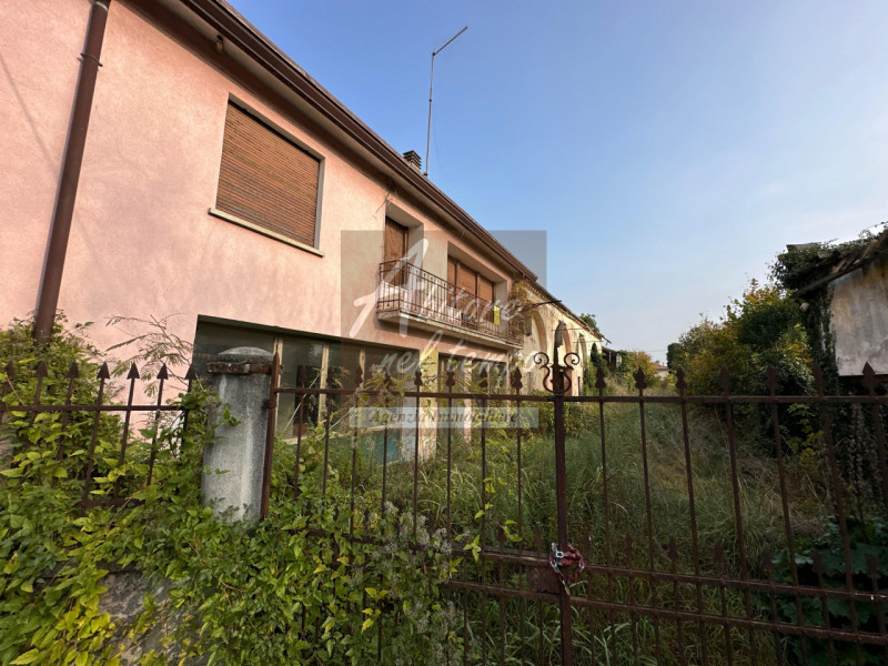 FONTANIVA (PD) - FRAZ. SAN GIORGIO IN BRENTA 

In esclusiva proponiamo un rustico storico di gran...