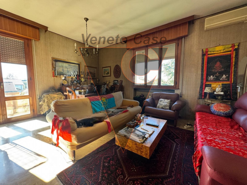 Proponiamo appartamento in pieno centro paese comodo a tutti i servizi, sito al primo piano. L'im...