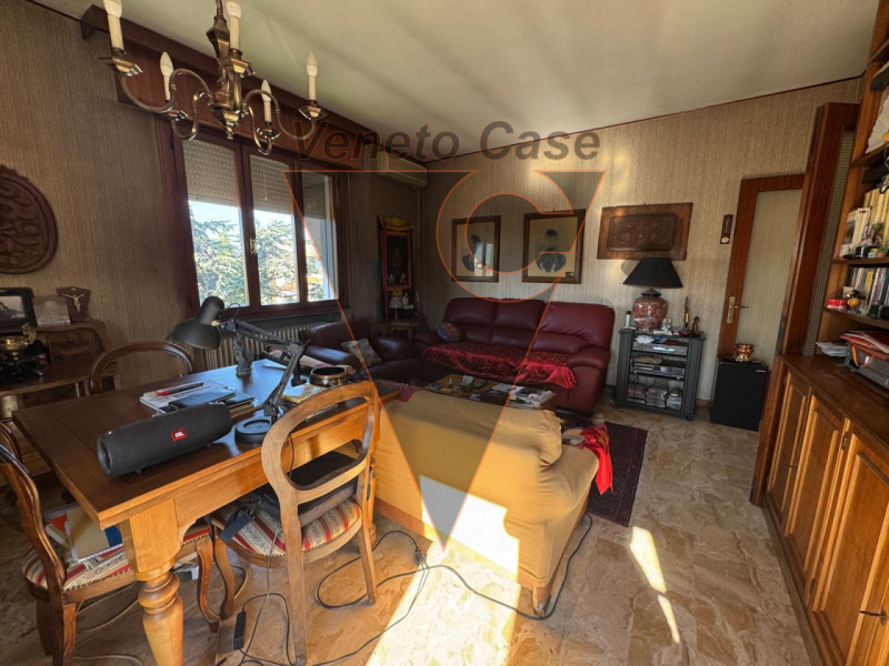 Proponiamo appartamento in pieno centro paese comodo a tutti i servizi, sito al primo piano. L'im...