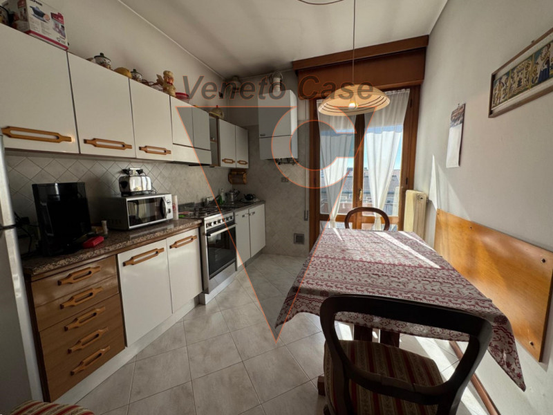 Proponiamo appartamento in pieno centro paese comodo a tutti i servizi, sito al primo piano. L'im...