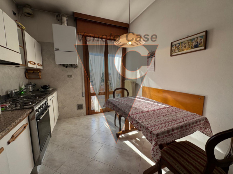 Proponiamo appartamento in pieno centro paese comodo a tutti i servizi, sito al primo piano. L'im...