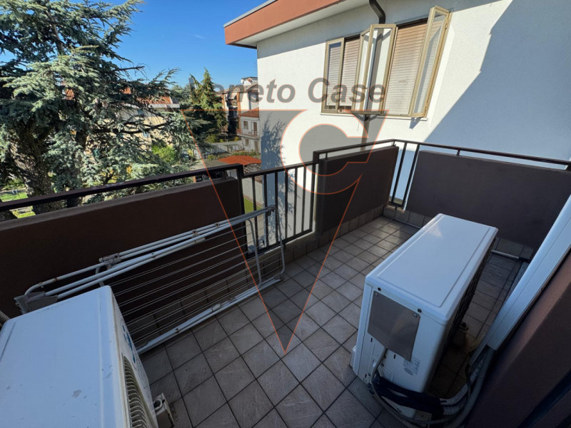 Proponiamo appartamento in pieno centro paese comodo a tutti i servizi, sito al primo piano. L'im...