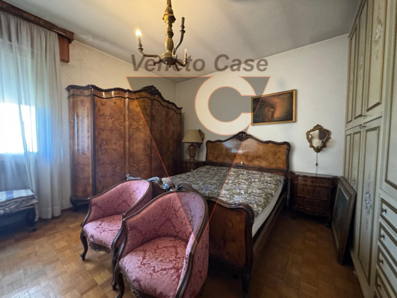 Proponiamo appartamento in pieno centro paese comodo a tutti i servizi, sito al primo piano. L'im...