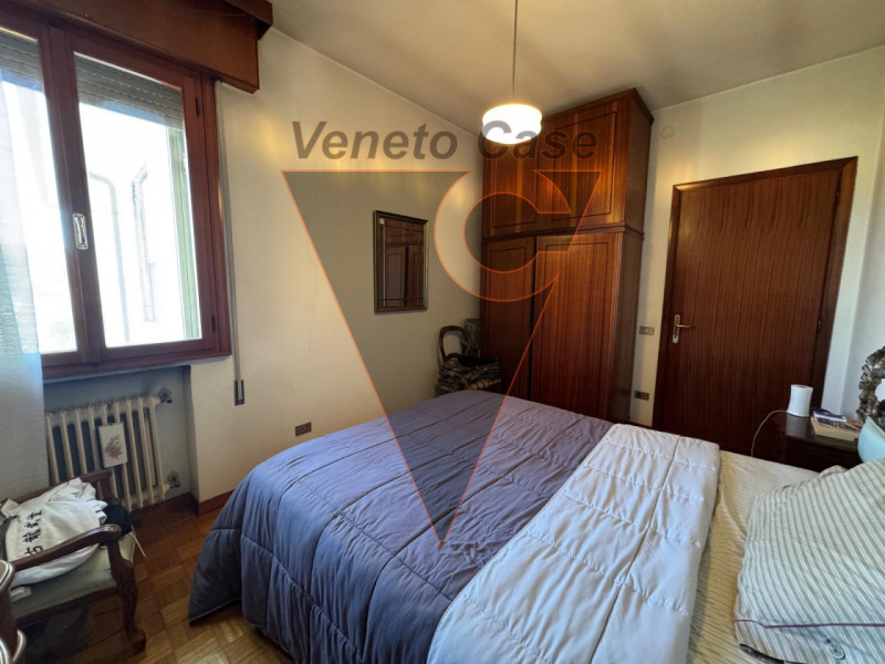 Proponiamo appartamento in pieno centro paese comodo a tutti i servizi, sito al primo piano. L'im...