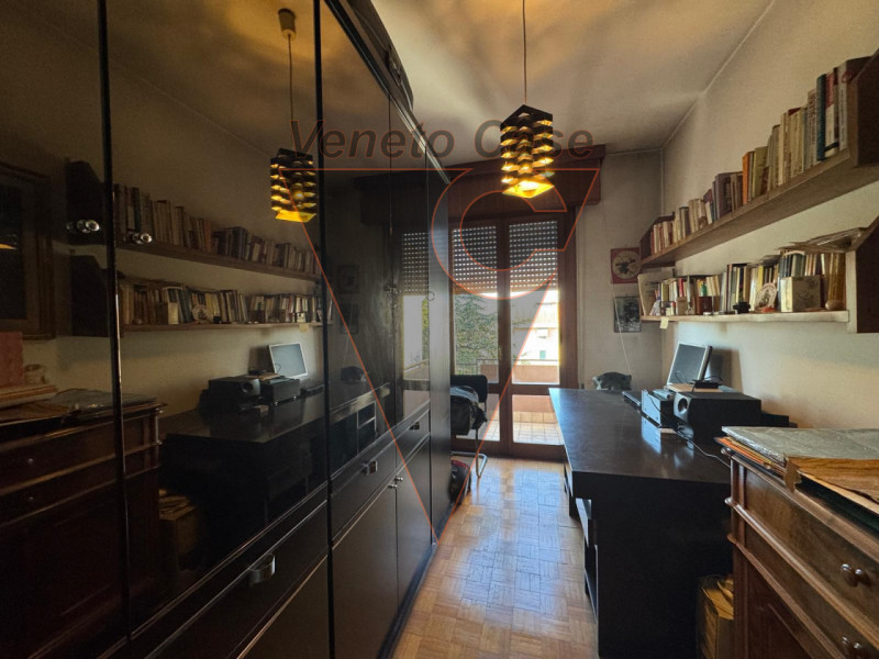 Proponiamo appartamento in pieno centro paese comodo a tutti i servizi, sito al primo piano. L'im...