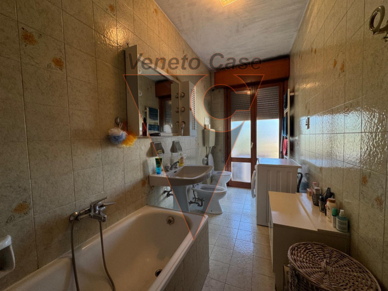 Proponiamo appartamento in pieno centro paese comodo a tutti i servizi, sito al primo piano. L'im...