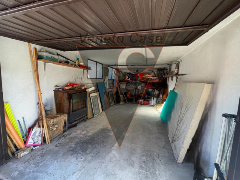 Proponiamo appartamento in pieno centro paese comodo a tutti i servizi, sito al primo piano. L'im...