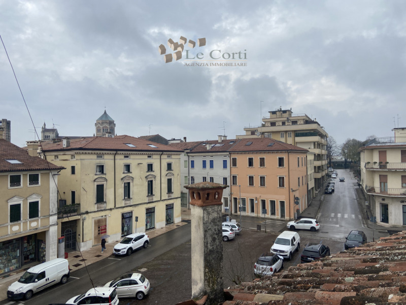 In una posizione centrale e strategica, nel cuore di Lonigo, proponiamo in vendita un'affascinant...