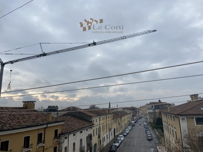 In una posizione centrale e strategica, nel cuore di Lonigo, proponiamo in vendita un'affascinant...