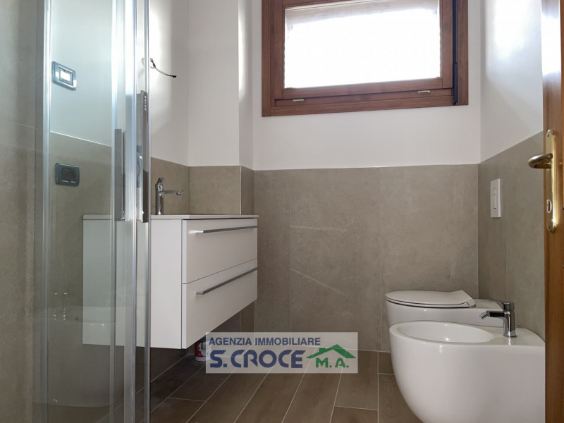 Nelle immediate vicinanze del centro di Abano Terme proponiamo in vendita un appartamento al prim...