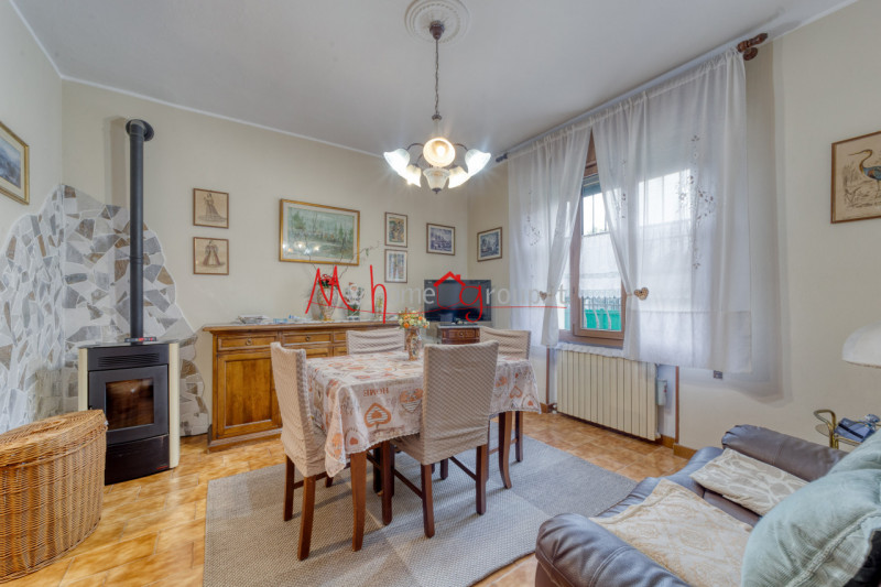 SELVAZZANO DENTRO: Porzione di casa bifamiliare  ristrutturata; si compone di ampio ingresso, sal...