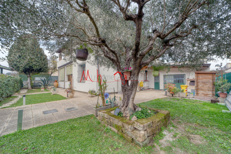 SELVAZZANO DENTRO: Porzione di casa bifamiliare  ristrutturata; si compone di ampio ingresso, sal...