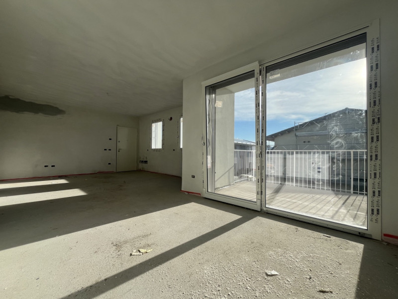 Immagina di rientrare a casa e sentire subito silenzio, luce e spazio intorno a te. Qui tutto è s...