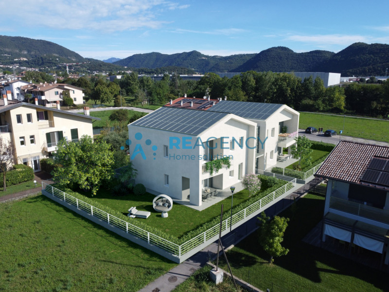 In posizione strategica e ben servita — a breve distanza dalla pista ciclabile e a pochi minuti d...