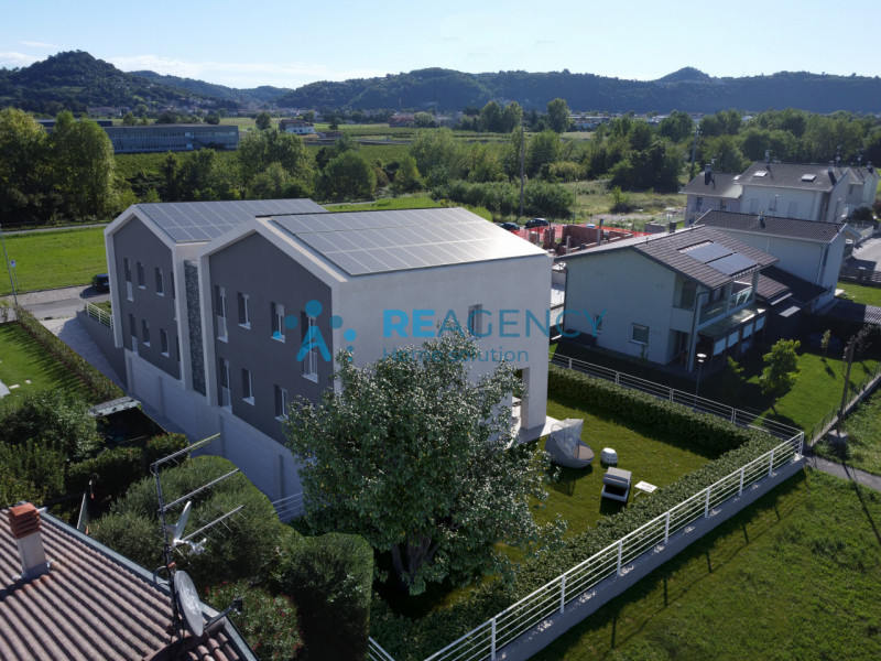 In posizione strategica e ben servita — a breve distanza dalla pista ciclabile e a pochi minuti d...