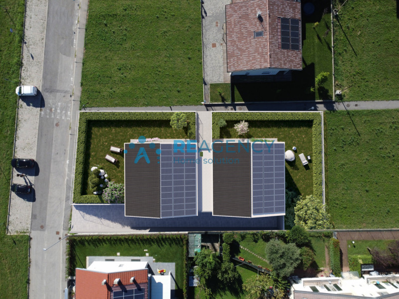 In posizione strategica e ben servita — a breve distanza dalla pista ciclabile e a pochi minuti d...