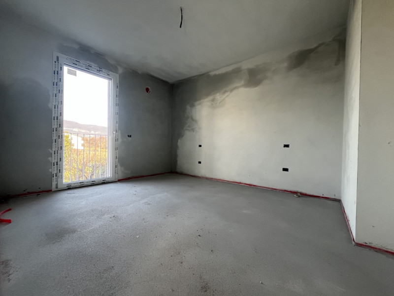 Immagina di rientrare a casa e sentire subito silenzio, luce e spazio intorno a te. Qui tutto è s...