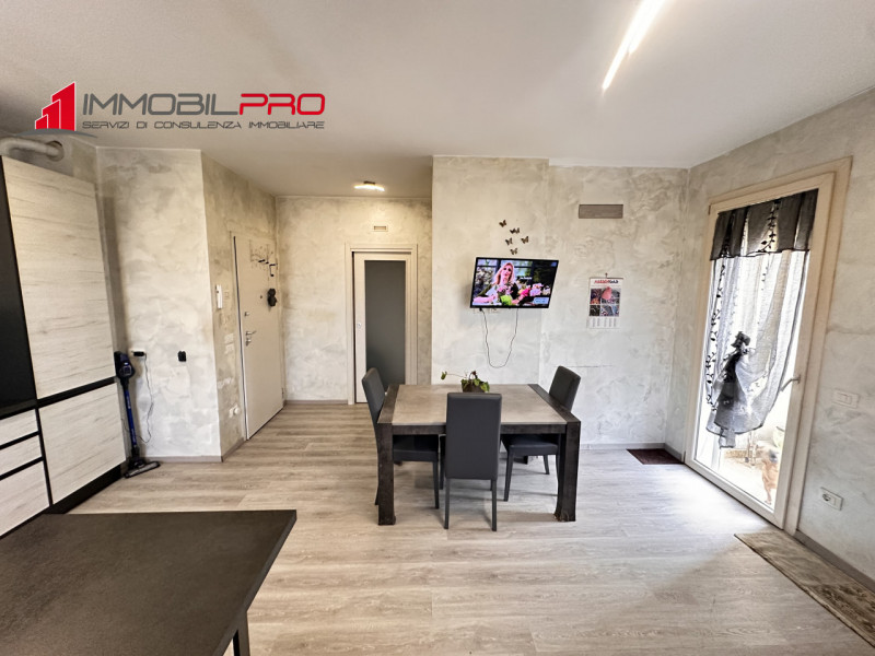 Si propone un appartamento completamente ristrutturato, situato al primo piano di un contesto tra...