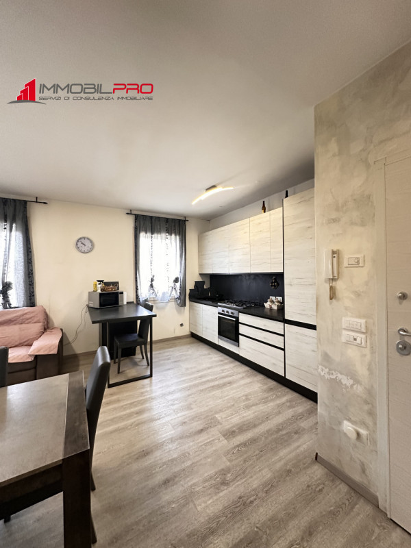 Si propone un appartamento completamente ristrutturato, situato al primo piano di un contesto tra...