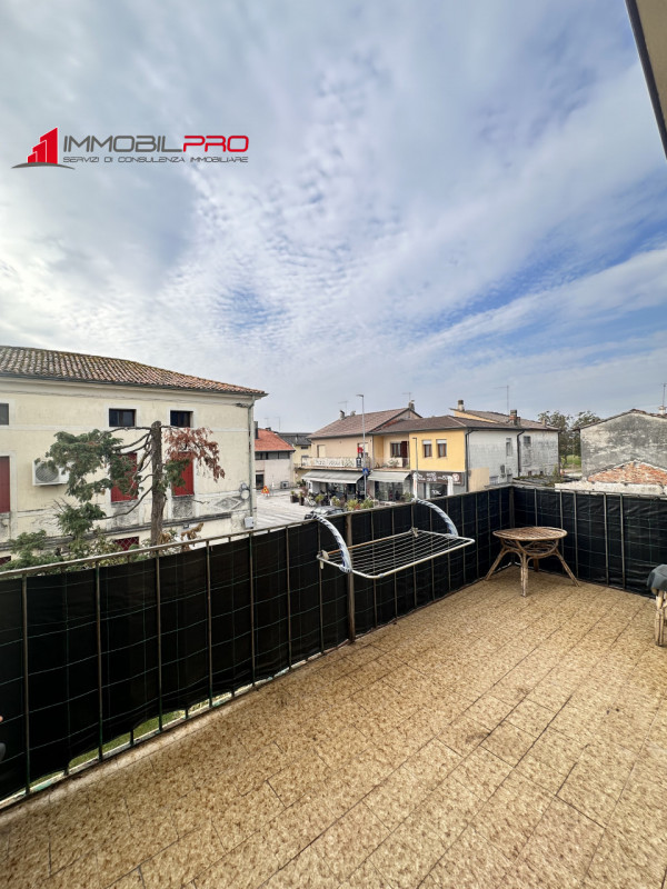 Si propone un appartamento completamente ristrutturato, situato al primo piano di un contesto tra...