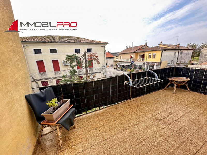 Si propone un appartamento completamente ristrutturato, situato al primo piano di un contesto tra...