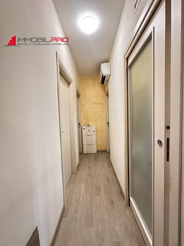 Si propone un appartamento completamente ristrutturato, situato al primo piano di un contesto tra...