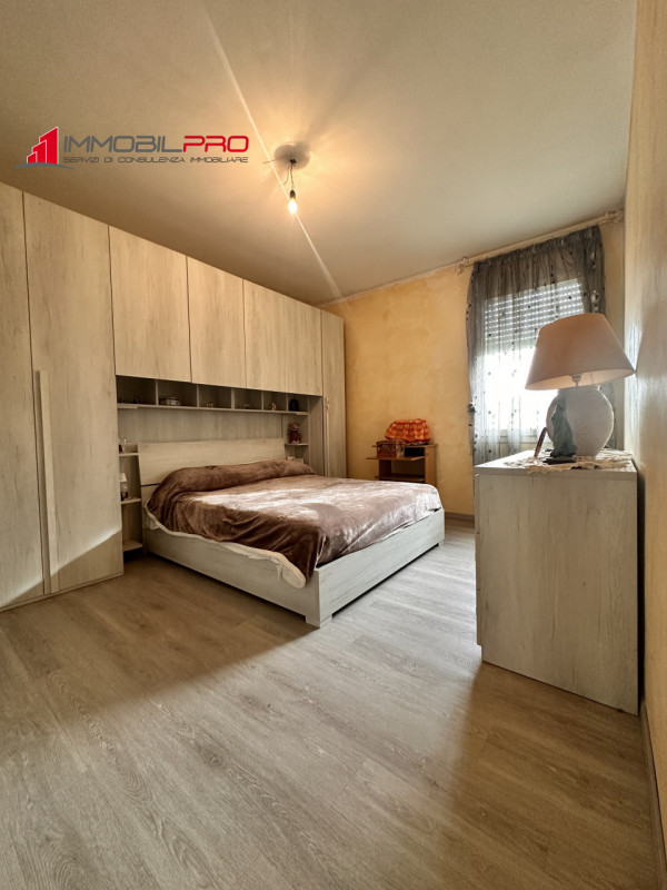 Si propone un appartamento completamente ristrutturato, situato al primo piano di un contesto tra...