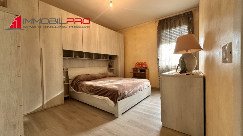 Si propone un appartamento completamente ristrutturato, situato al primo piano di un contesto tra...