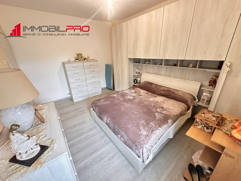 Si propone un appartamento completamente ristrutturato, situato al primo piano di un contesto tra...