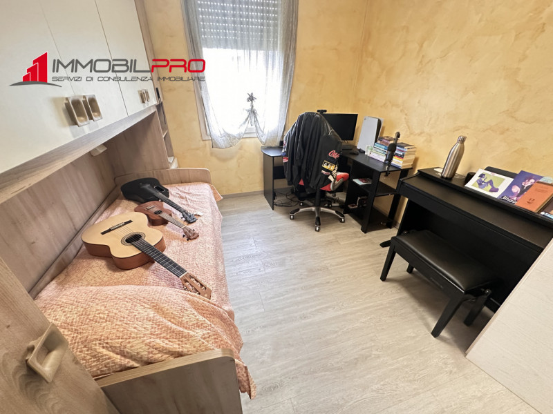 Si propone un appartamento completamente ristrutturato, situato al primo piano di un contesto tra...