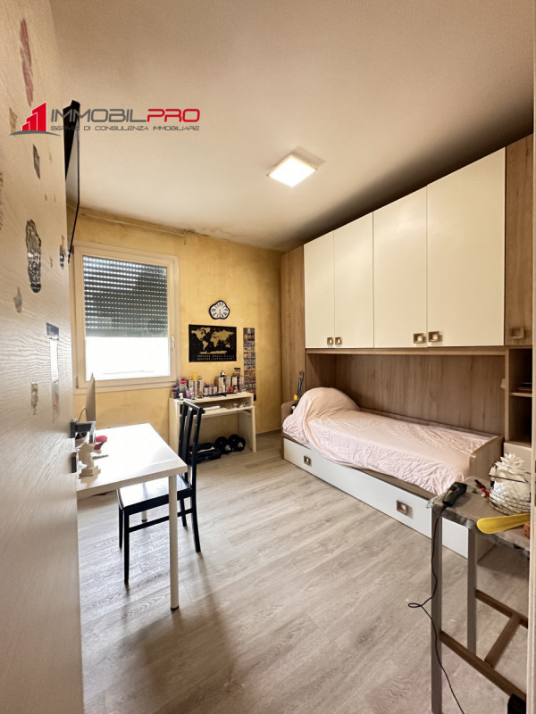 Si propone un appartamento completamente ristrutturato, situato al primo piano di un contesto tra...