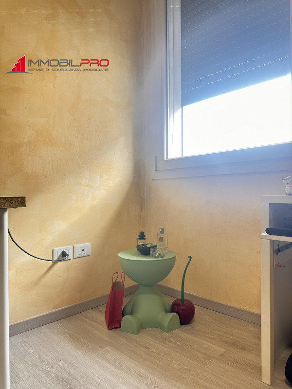 Si propone un appartamento completamente ristrutturato, situato al primo piano di un contesto tra...