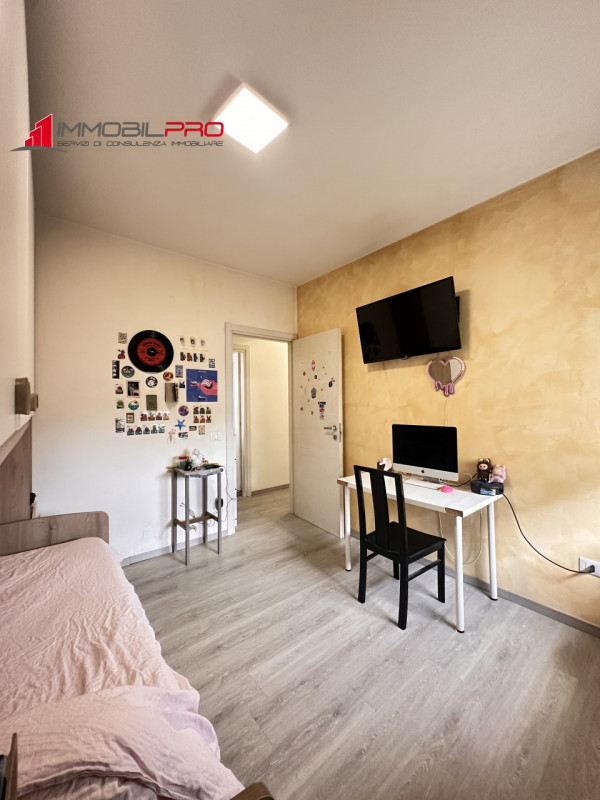 Si propone un appartamento completamente ristrutturato, situato al primo piano di un contesto tra...