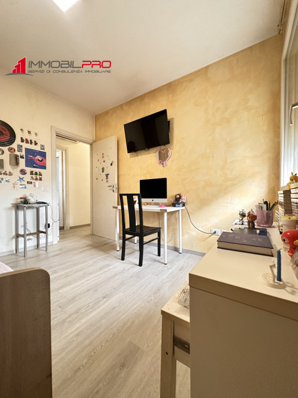 Si propone un appartamento completamente ristrutturato, situato al primo piano di un contesto tra...