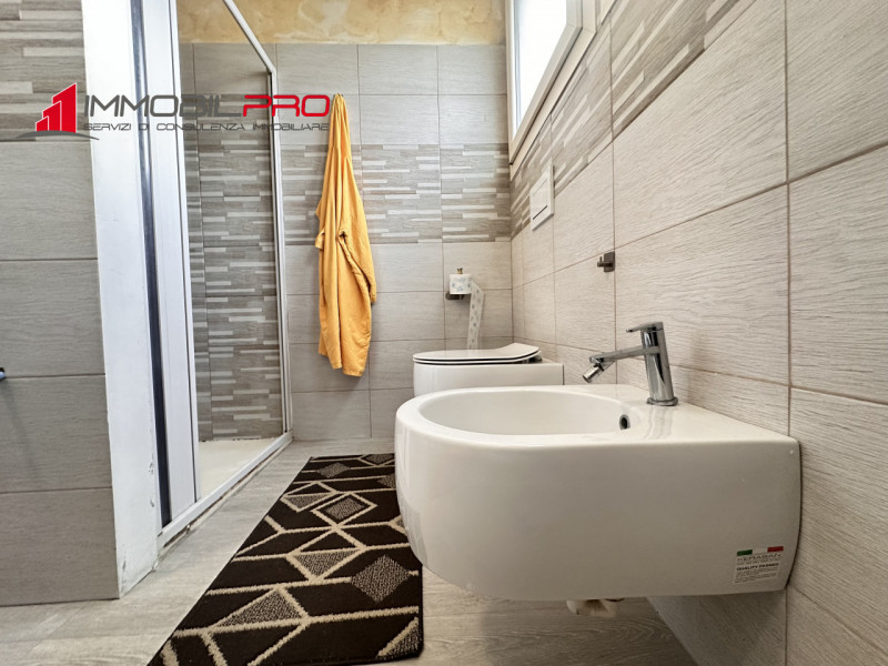 Si propone un appartamento completamente ristrutturato, situato al primo piano di un contesto tra...