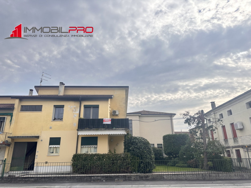 Si propone un appartamento completamente ristrutturato, situato al primo piano di un contesto tra...