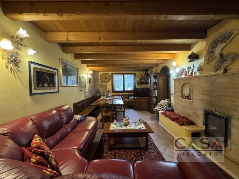 A Gaiarine, in Via Salvatoizza, proponiamo in vendita un’ampia villa bifamiliare dall’affascinant...